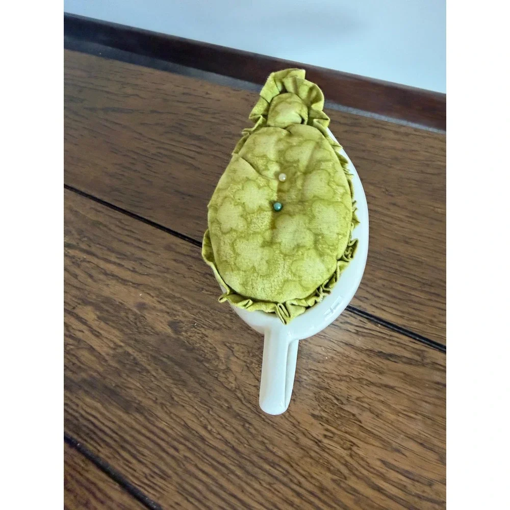 Unbranded vintage pincushion